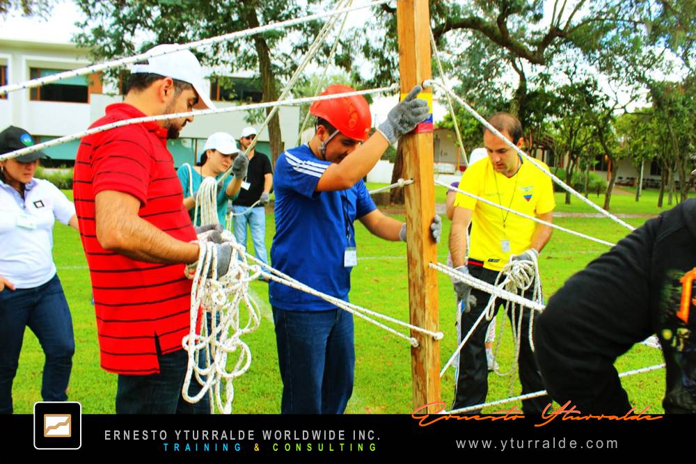 México Team Building | Participantes conectando desde lo humano en taller de Team Bonding con cuerdas